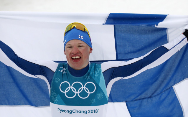 Финландският ски бегач Ииво Нисканен завоюва златния медал в масовия