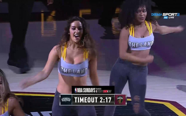 Мажоретките на Кавс подгряха Куикен Лоунс Арина по време на