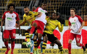 Аугсбург игра за себе си и Байерн, Дортмунд на 19 точки от лидера