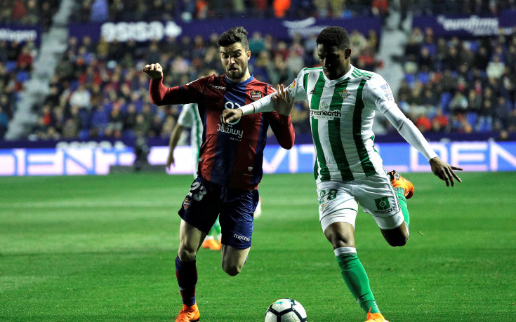 Бетис се залепи плътно зад градския си съперник с победа навън