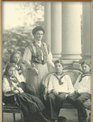  Царица Елеонора с престолонаследника Борис, княз Кирил Преславски и княгините Евдокия и Надежда 