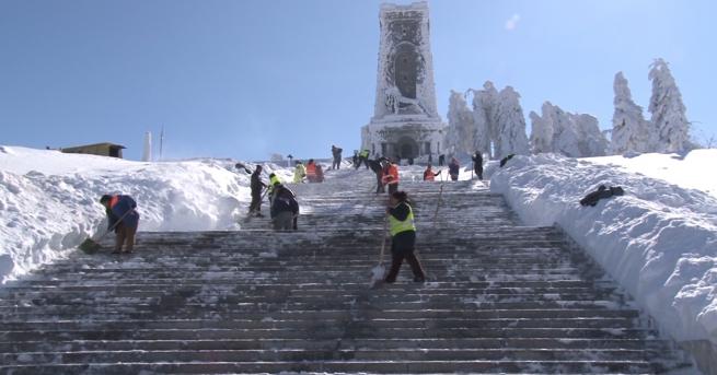 Хиляди хора се стичат към Шипка където грее слънце Има