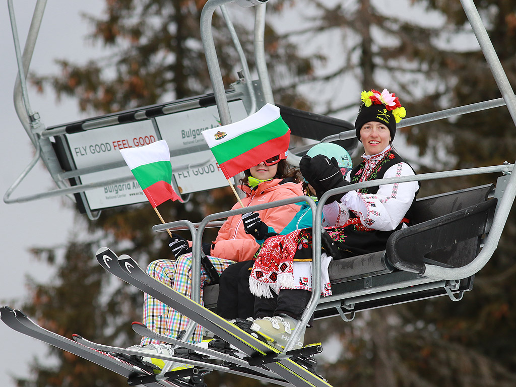 Масово ски спускане с трибагреници и народни носии бе отбелязан Националния празник в Пампорово