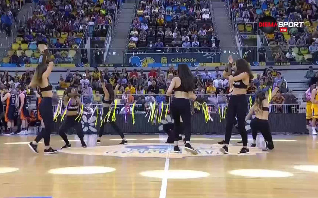 Мажоретките на баскетболния Гран Канария показаха качествата си по време