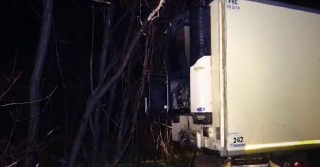 Катастрофа между ТИР и лек автомобил затвори пътя край Кресна