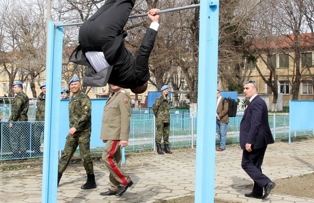 Изненадващо при посещението си днес в 68-а бригада „Специални сили“  президентът Румен Радев показа завидна физическа форма