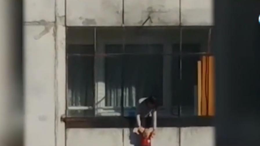 Провесеното дете през балкона и сестричката му - изведени от семейството