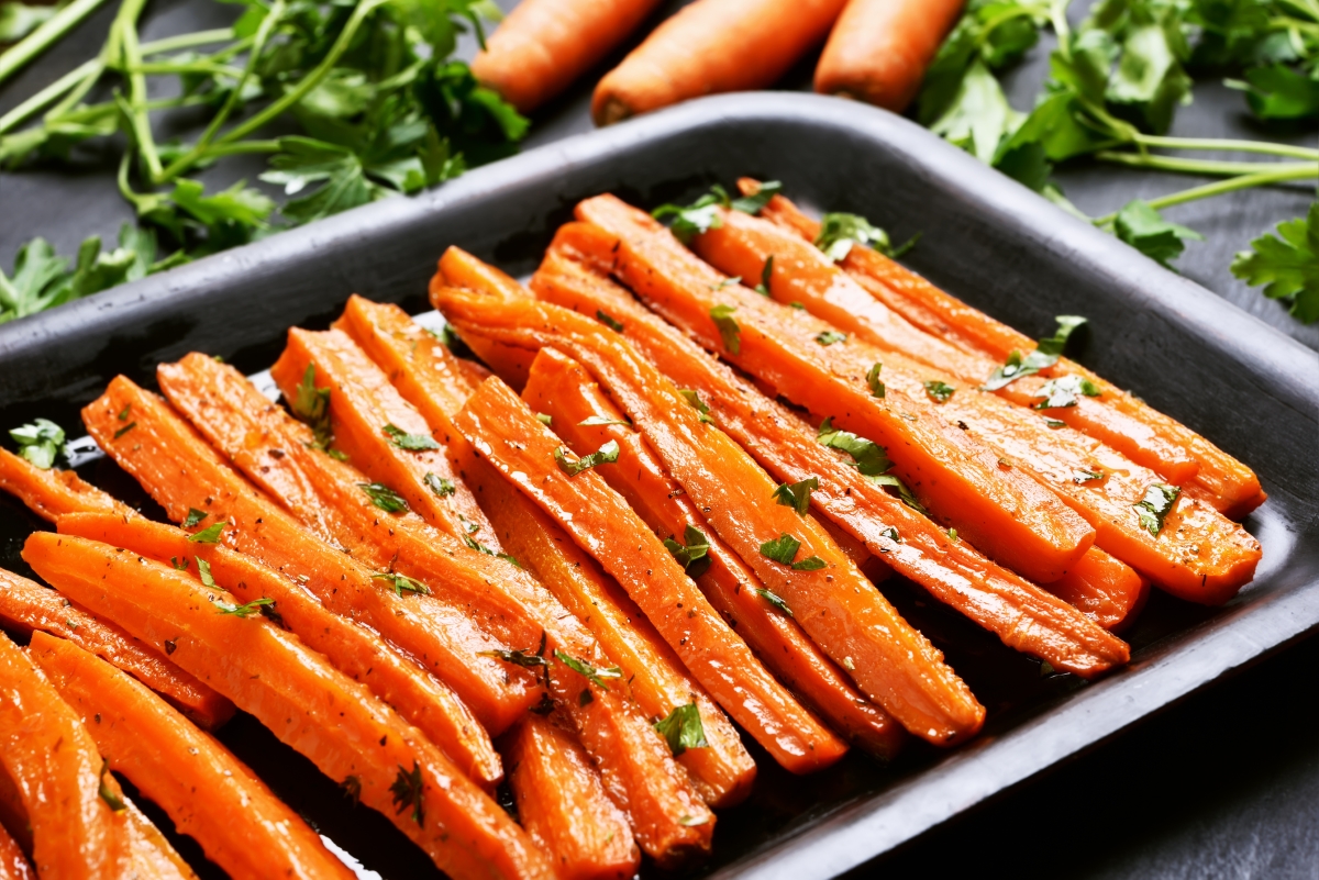 Яжте моркови за по-добро зрение: мит. Да, морковите съдържат витамини, които са полезни. Но нито едно проучване не доказва, че зрението ни се подобрява от тях. Това е мит, създаден през Втората световна война, когато на британските пилоти се давали повече моркови.