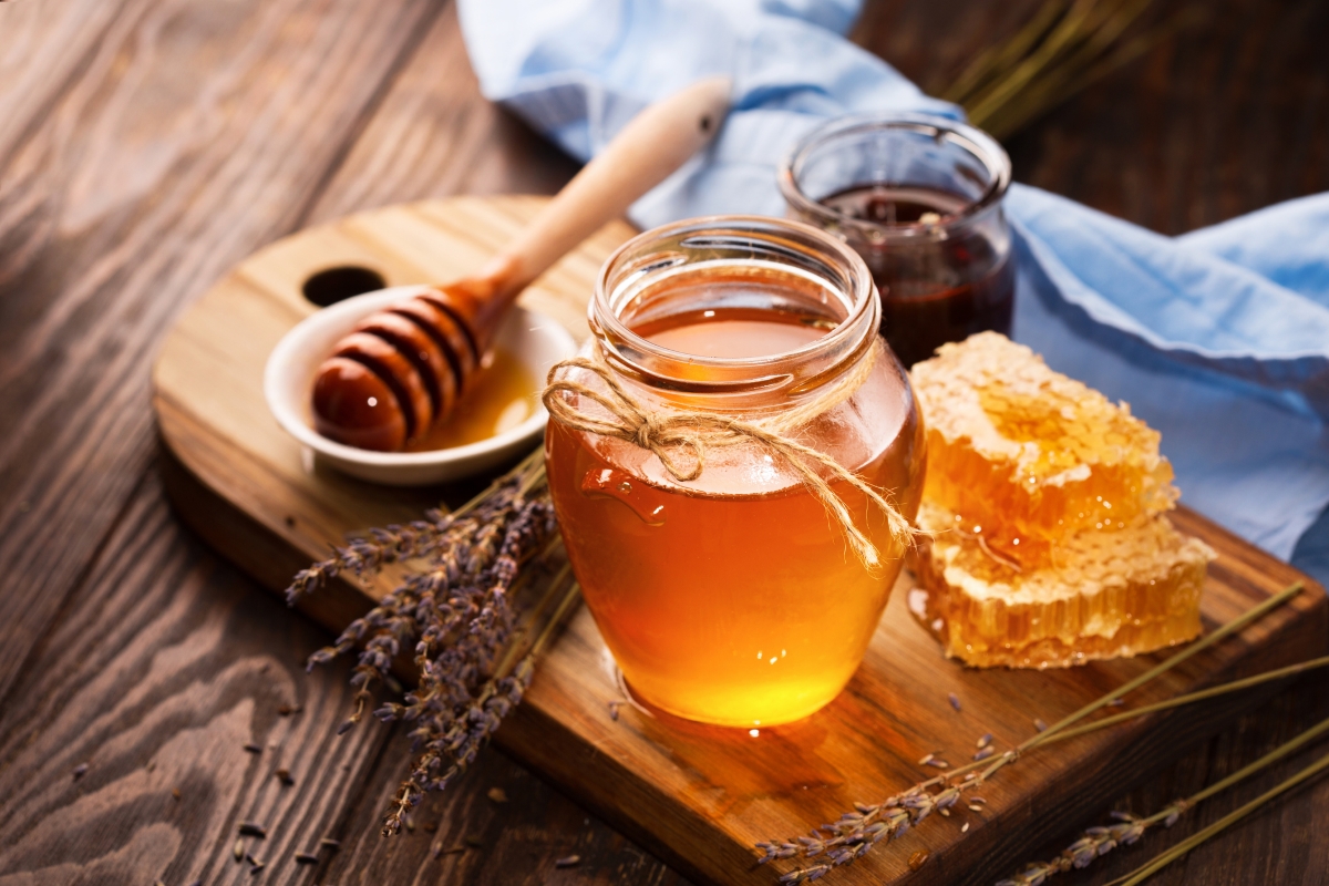 Захарта от меда е безвредна: голяма грешка. Лъжица мед в чая съдържа повече калории от лъжица захар. 