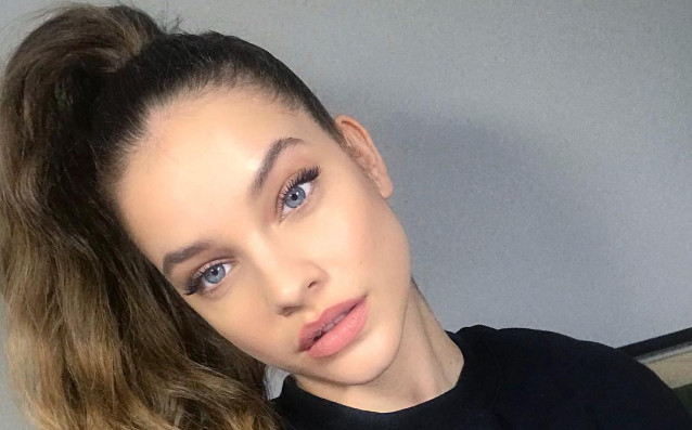 Унгарската хубавица Барбара Палвин била на трибуните на Камп Ноу