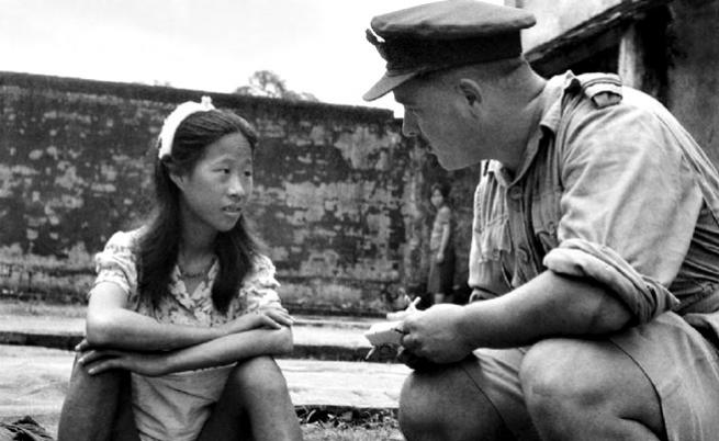  8 август 1945 година, момиче от японските военни обществени домове е интервюирано от американски офицер 