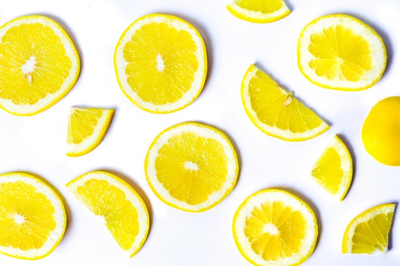 <p><strong>Дезодориране на кошчето за отпадъци с лимон</strong></p>

<p>Можете&nbsp;да използвате лимонова кора, за да дезодорирате мястото с най-неприятните миризми - кошчета за боклук, и&nbsp;да предадете на кухнята свеж аромат. Между другото, това е добра последна употреба на лимона след използването му за някои от тези съвети.</p>