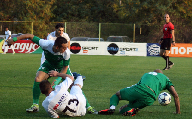 Един играч на Славия или Пирин ще получи последната бутилка