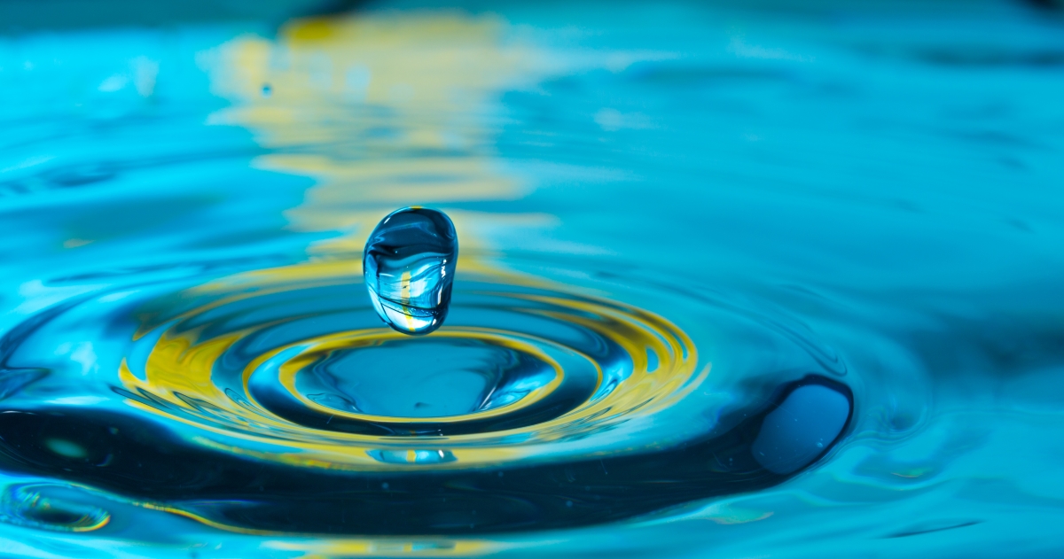 Водата: честата употреба на вода помага да изчистим токсините, които причиняват лоша телесна миризма.