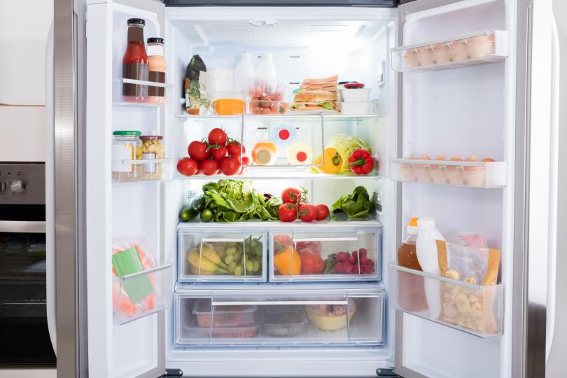 <p>Не дръжте развалени продукти в хладилника</p>

<p>Следете редовно сроковете на годност на различните продукти. Понякога се случва някой изоставен морков да престои в дъното на хладилника докато изцяло загуби първоначалния си вид. А това значи много, много бактерии.</p>
