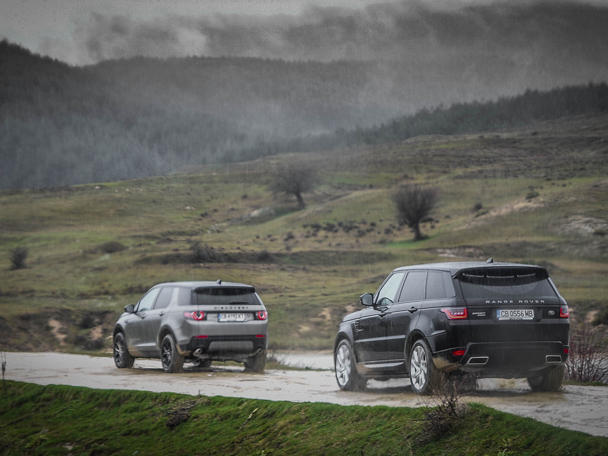 Land Rover има философия, която не изповядва нито една друга марка: еднакво добро поведение на пътя и извън него. Звучи невъзможно, но новият Range Rover Sport доказва обратното.