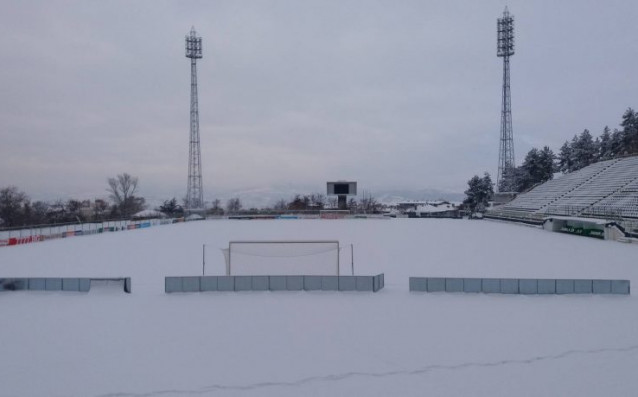 Лошото време в последните часове принуди футболистите на Пирин Благоевград