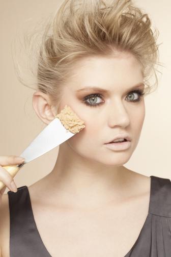  Водолей <br> Водолеите са толкоз красиви, че максимата „ Малкото е повече “ изцяло дава отговор на тях, стане ли дума за грим. Избягвайте огромните количества артикули върху кожата и се стремете да бъдете допустимо най-естествени. Малко BB крем, малко искра с лек цвят по устните и серпантина за наблягане на миглите са изцяло задоволителни, изключително за всекидневието, повярвайте, 