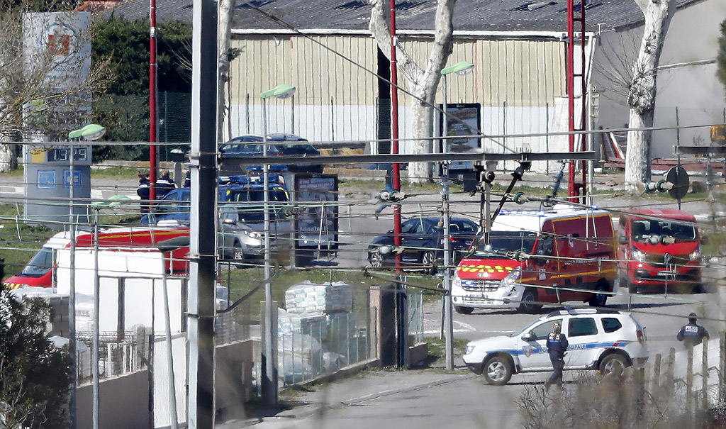 Трима са загинали при взимането на заложници в супермаркет във френския град Треб, съобщи по телевизия Бе Еф Ем кметът на града Ерик Менаси. По данни на агенция Ройтерс, той съобщил също, че останалите заложници са били освободени.