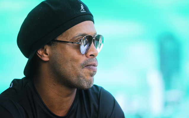 Легендарният бразилски футболист Роналдиньо който официално прекрати кариерата си не