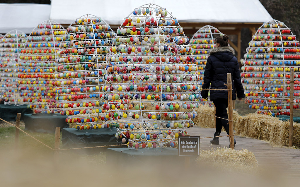 Алеята с великденски яйца в замъка в Лудвигсбург, Германия. Над 10 000 ръчно рисувани яйца са подредени за Великден в Лудвигсбург