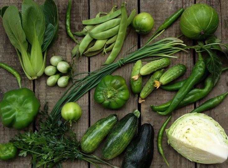 <p>Разнообразието от тези зеленчуци през пролетта е голямо. Това е един от най-добрите начини да си набавим&nbsp;<strong>желязо</strong>. В менюто ни трябва да има зелени салати, домати, чушки, зелен лук, коприва.</p>