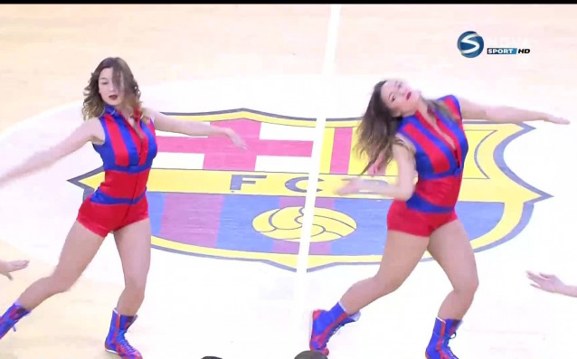 Мажоретките на Барса отново зарадваха феновете по време на домакинството