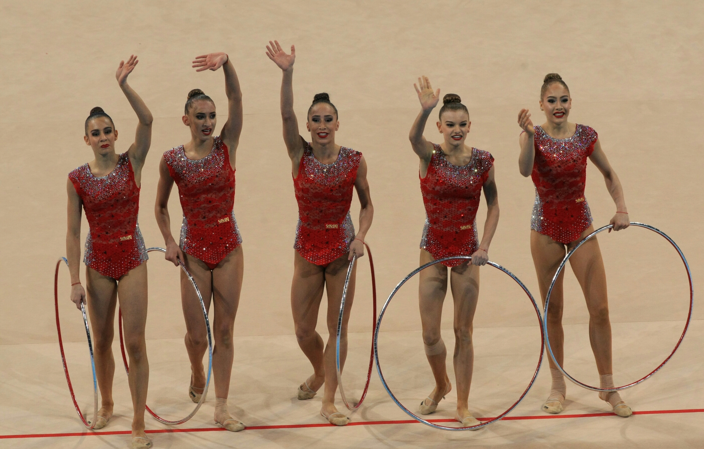 Националният ансамбъл по художествена гимнастика спечели златен медал във финала на пет обръча на Световната купа в София, след като отвя конкуренцията в дисциплината в зала "Арена Армеец".