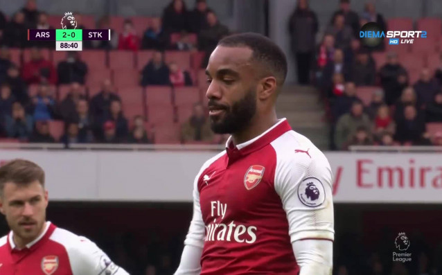 Александър Лаказет реализира трети гол във вратата на Стоук Сити