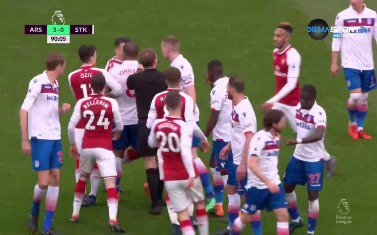 Арсенал и Стоук Сити се разгорещиха