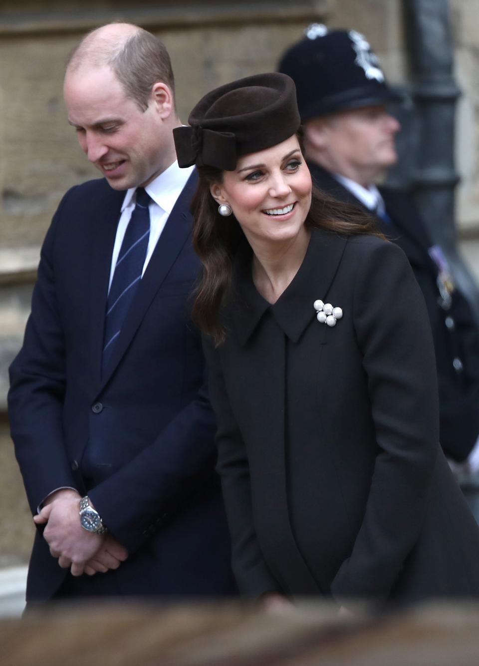Британската кралица Елизабет Втора, принц Уилям, съпругата му Кейт Мидълтън и други членове на кралското семейство се събраха на великденска църковна служба в параклиса "Сейнт Джордж" в Уиндзор., Принц Уилям и съпругата му пристигнаха с няколко минути закъснение. Кейт е бременна с третото им дете и се очаква то да се роди през месеца., Принц Хари и годеницата му, американската актриса Меган Маркъл, не присъстваха.