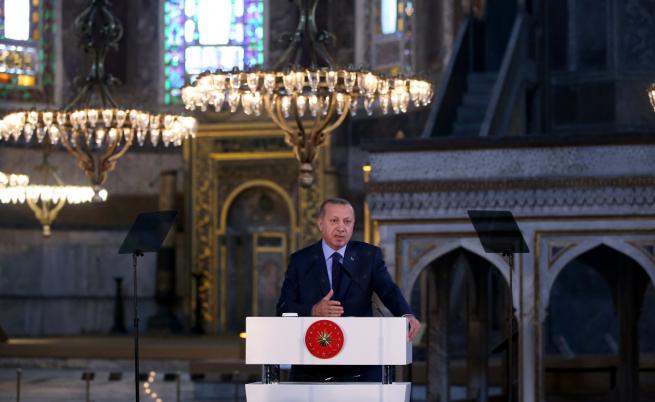 Ердоган провокира с четене на Корана в „Св. София“