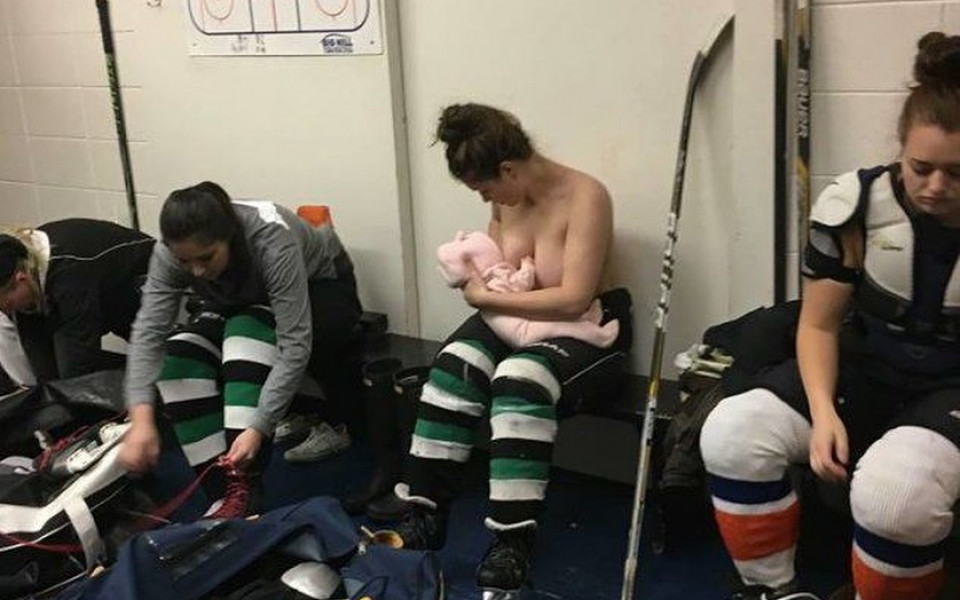 Хокеистка кърми бебето си в съблекалнята след мач