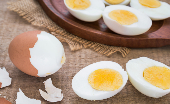 Яйца<br />
<br />
За постоянен източник на енергия сутрин можете да използвате яйцата. Варени, пържени, както и да ги приготвите няма да сбъркате. Освен, че са богати на протеини, те са богати и на витамини от група В, включително В1, В2, В6 и В12, които са от съществено значение за производството на енергия.