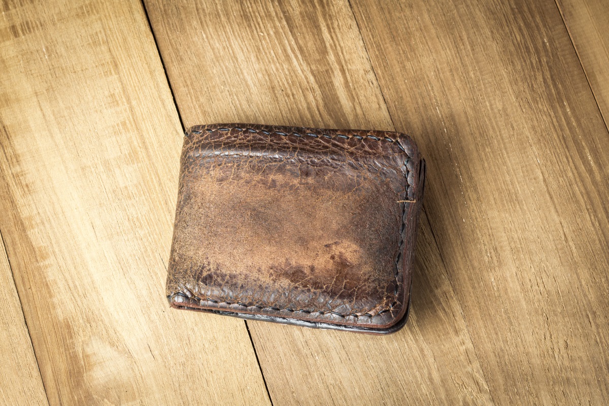 4. Стар портфейл - уверете се, че портфейлът, в който държите парите си, не е изхабен и скъсан. 