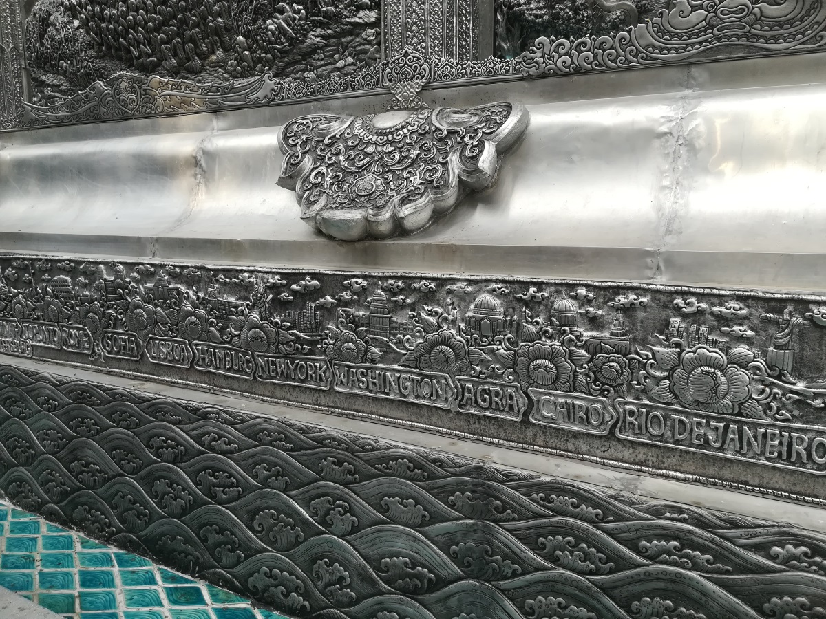 Единственият сребърен храм в Тайланд се намира в град Чианг Май. Входът за жени в Wat Sri Suphan е забранен. Любопитното е, че на гърба на тази величествена сграда са изписани имената на някои столици от цял свят, включително присъства и София. Близо до храма монаси се учат да обработват сребро. В началото работят с алуминий, докато не станат достатъчно добри в занаята.