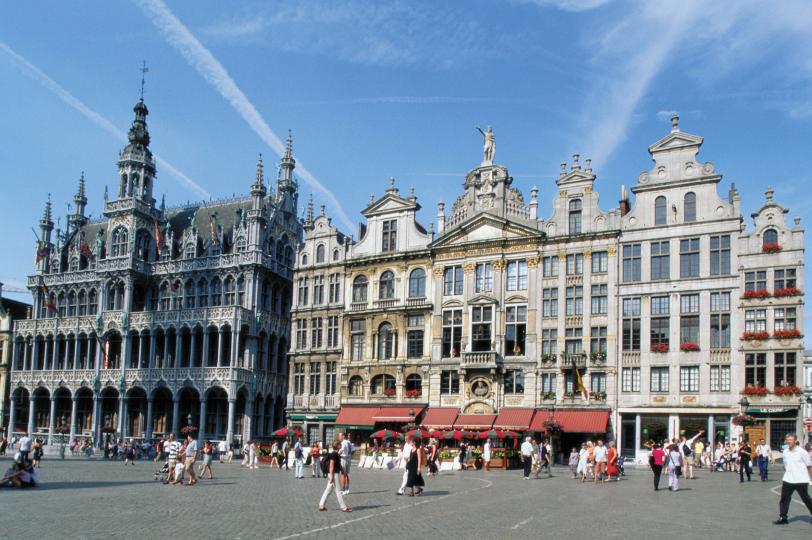 <p><strong>Брюксел</strong></p>

<p>Сърцето на Европа не е само част от новините. Брюксел е стар, аристократичен и пълен с шоколадови бонбони град.</p>

<p>Насладете се на белгийския шоколад, на гофретите и изисканите сгради на Големия площад. А атомиумът &ndash; символът на града, ще ви остави без дъх, обещаваме.</p>

<p>Можете да отидете до там съвсем безплатно, ако се включите в играта&nbsp;на Луфтханза &bdquo;Кажи &bdquo;да&ldquo; на света&ldquo;.<u><strong><a href="https://yestotheworld.com/xx/en" target="_blank"> Вижте повече за инициативата тук &gt;&gt;&gt;</a></strong></u></p>