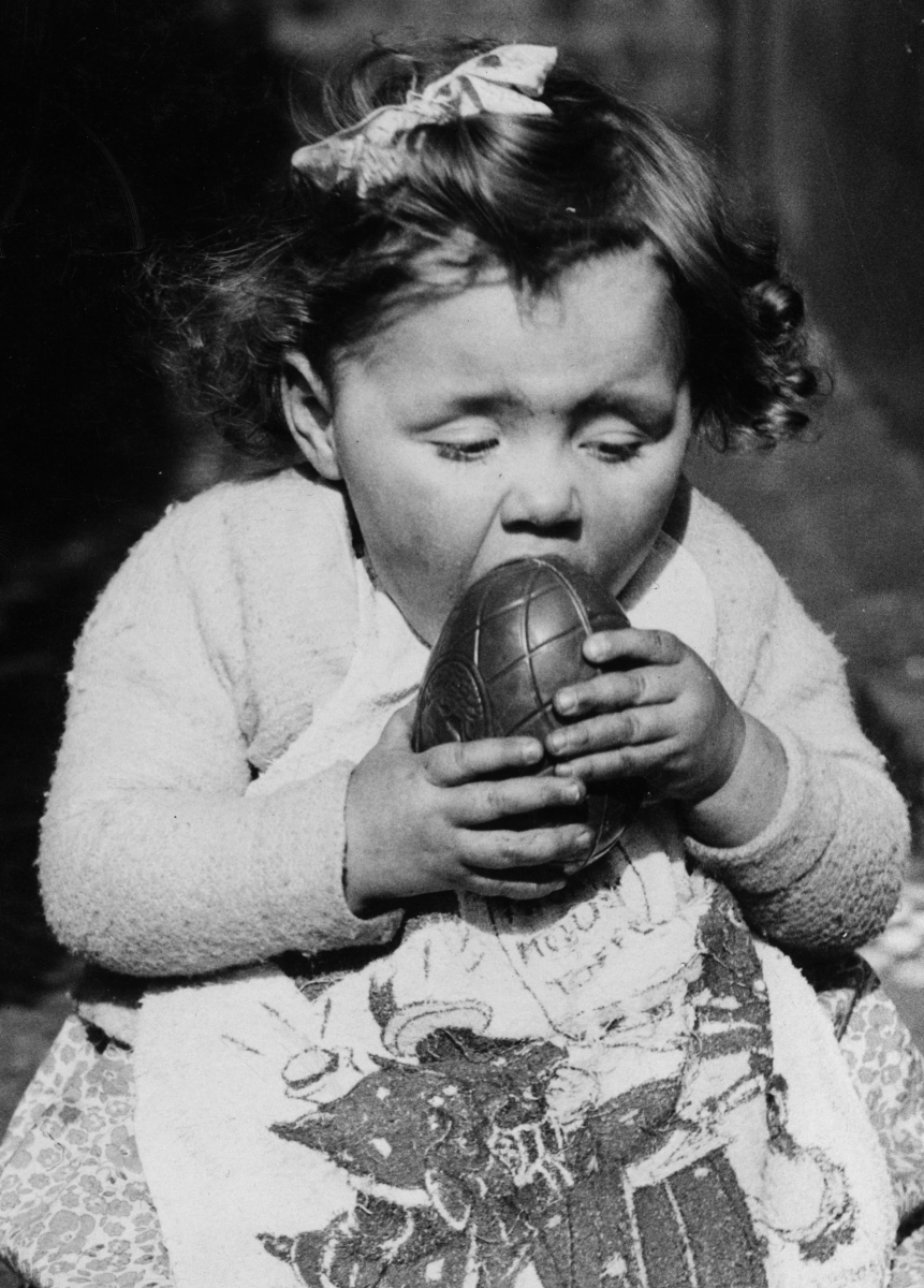 Момиченце от Кардиф яде огромно шоколадово яйце, 1938 година.