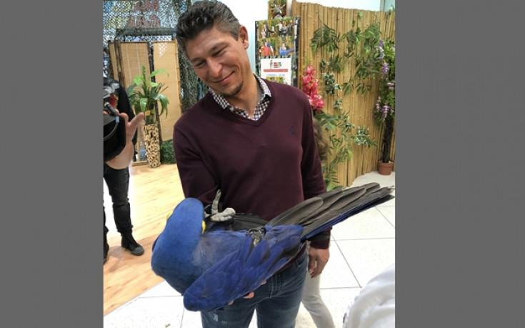 Балъков очарован от изложба на папагали