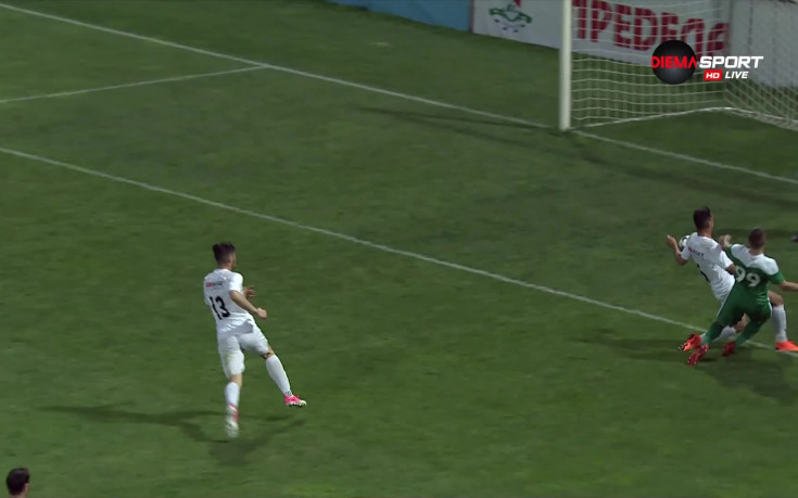 Велков игра с ръка в наказателното поле, но дузпа нямаше