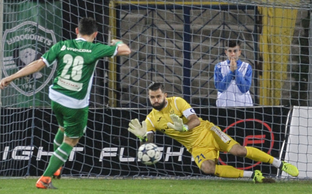 Вратарят на Левски Божидар Митрев отрази дузпа изпълнена от Клаудиу