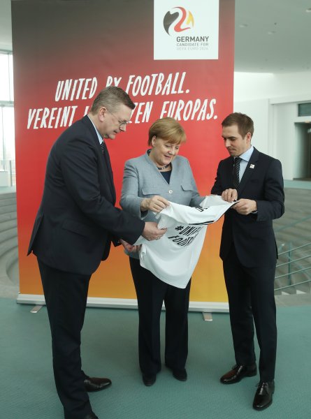 Меркел получи фланелка на германския национален отбор преди Мондиал 20181