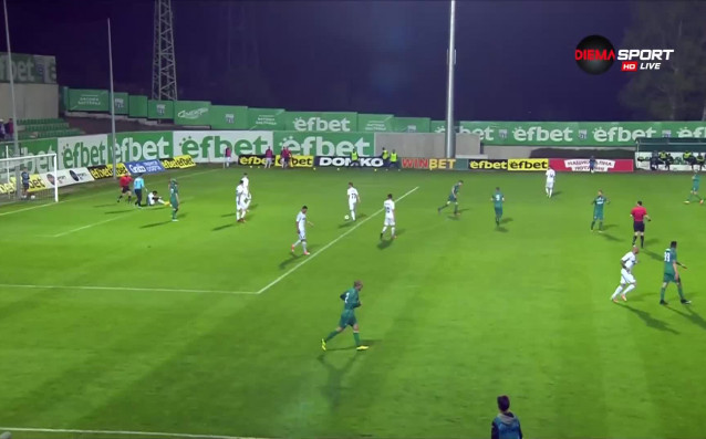 Леко спречкване между вратаря на Славия Георги Петков и Румен