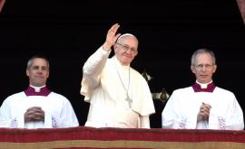  Папата по време на поздрава си към миряните. 