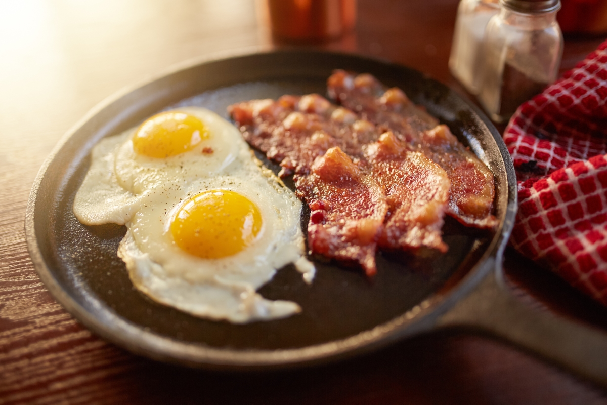 Яйцата с бекон всъщност не са идеалмата закуска, защото беконът съдържа холестерол. Опитайте се да го замените с нещо различно, като например чушка или домати. 