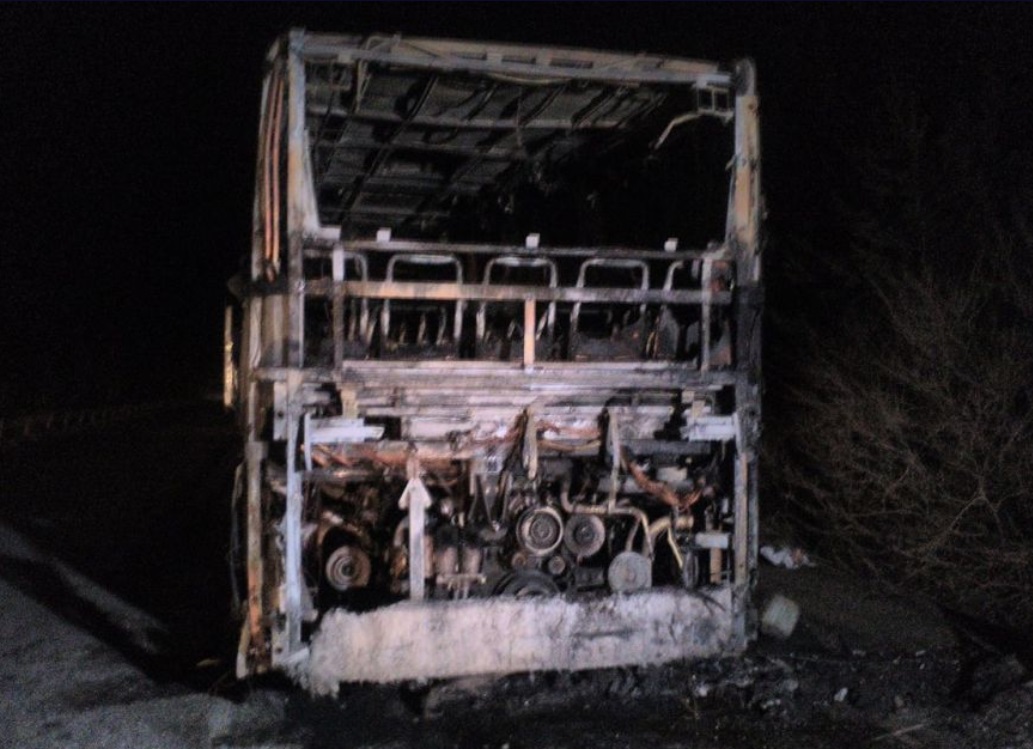 Автобус с 46 туристи, пътуващ от София за Македония, изгоря на пътя между Кюстендил и граничния контролно-пропускателен пункт „Гюешево” в местността Дервена. Няма пострадали хора.