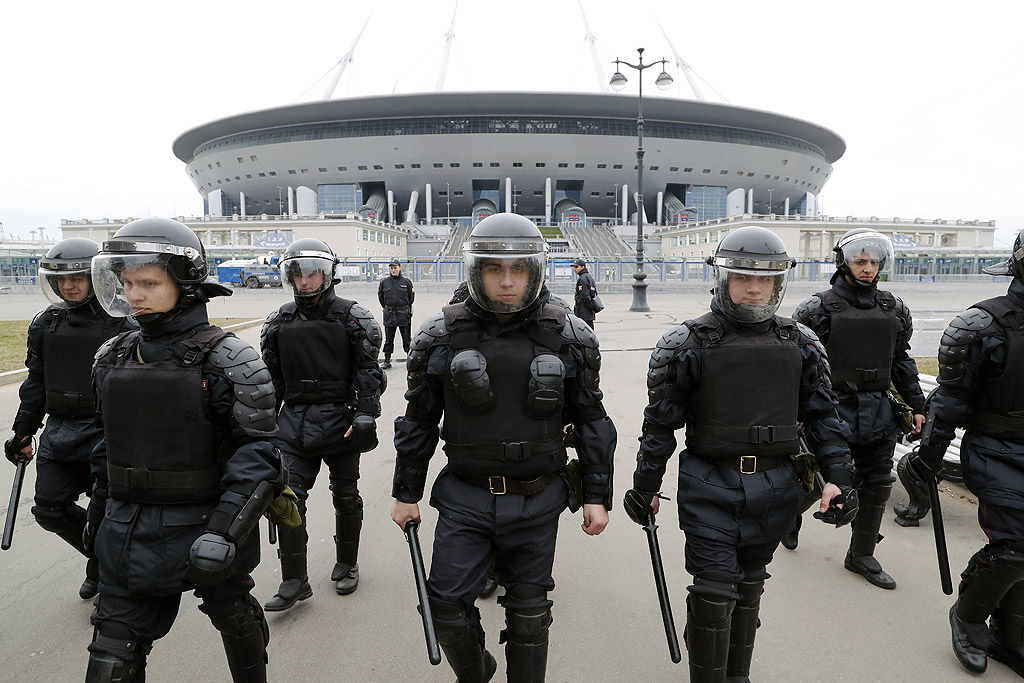 Руската полиция участва в тренировка на стадион "Крестовски" преди Световната купа на ФИФА 2018 в Санкт Петербург, Русия. Стадионът в Санкт Петербург ще бъде домакин на мачове от груповата фаза: Мароко - Иран на 15 юни, Русия - Египет на 19 юни, Бразилия - Коста Рика на 22 юни, Нигерия - Аржентина на 26 юни. Тук ще се играят и срещи от фазата на осминафиналите (3 юли), полуфиналите (10 юли) и сблъсъкът за трето място (14 юли).