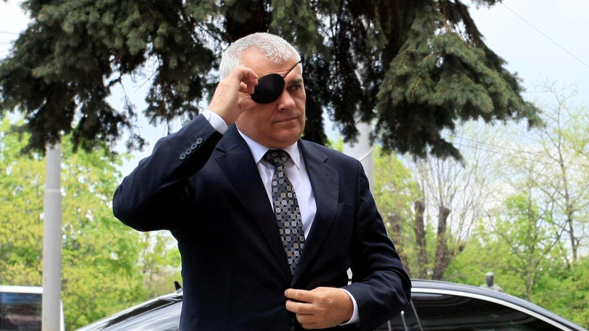 Валентин Радев с черна превръзка на окото при ранената полицайка ...