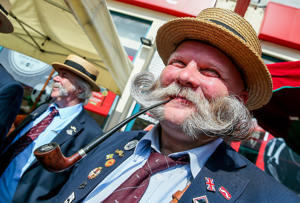 Членове на Ордена на Брюкселския мустак участват в конкурс за най-красивите мустаци на годината в Брюксел, Белгия. Изборът на Мустак на Брюксел е традиционно фолклорно събитие.