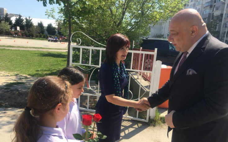 Министър Кралев посети урок с професионални треньори по лека атлетика във Варна